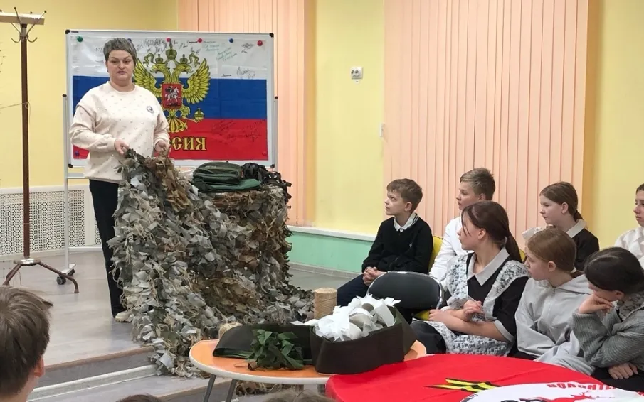 Школьники плели маскировочные сети  для военнослужащих, находящихся в зоне СВО